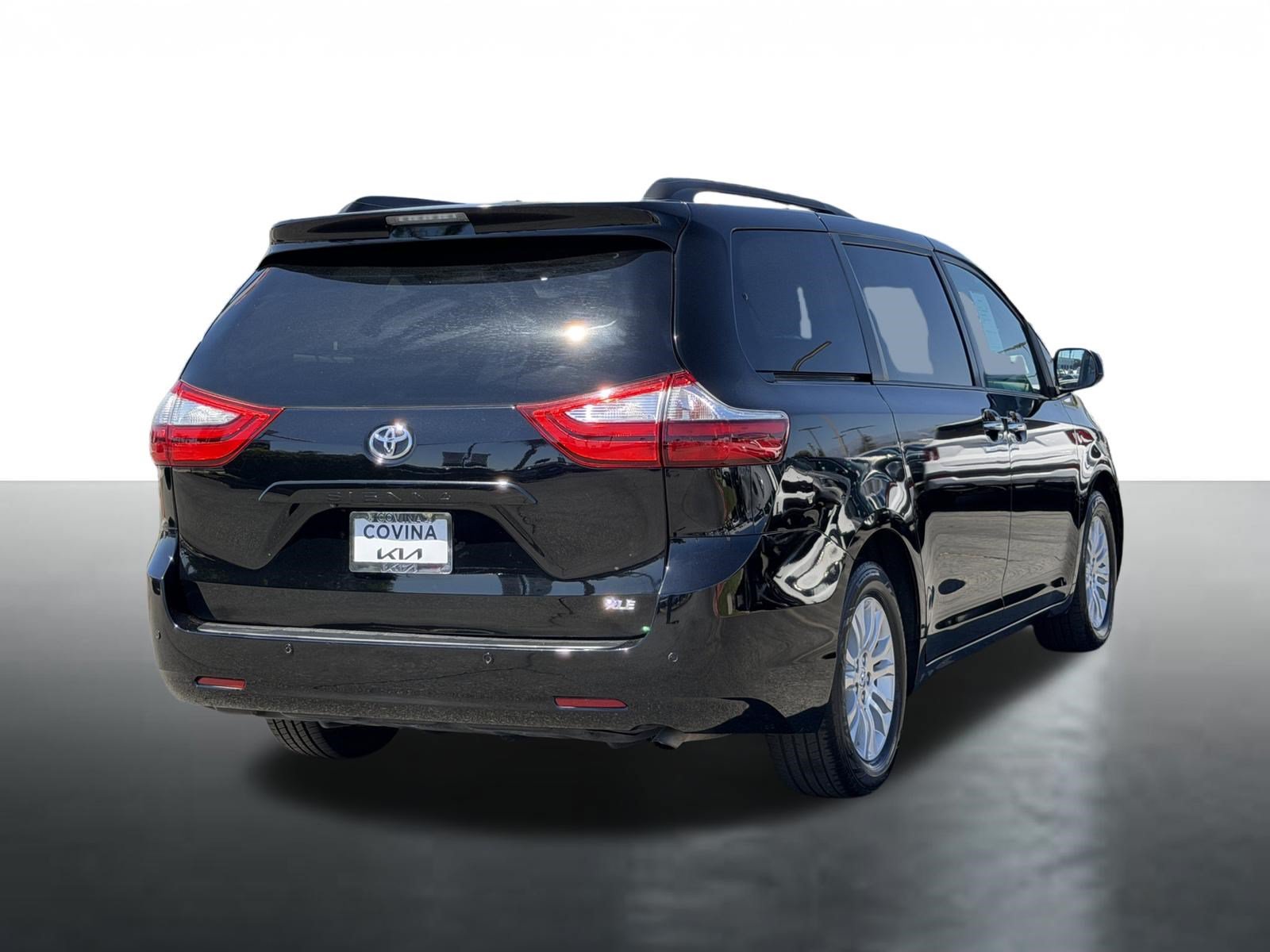 Used 2017 Toyota Sienna XLE w/ XLE Navigation Package FWD image 8