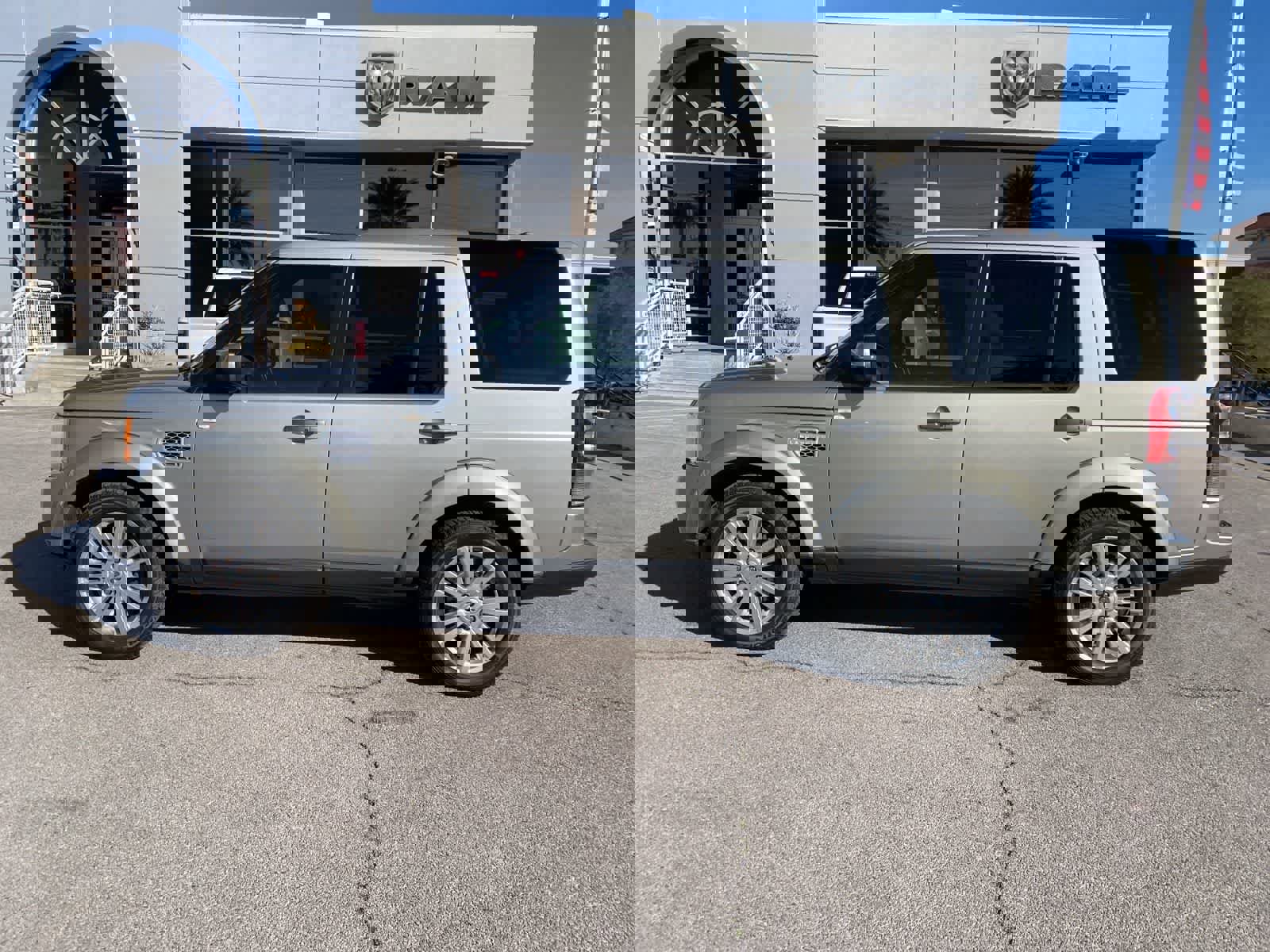 Used 2011 Land Rover LR4 HSE LUX image 10