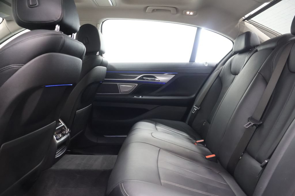 Used 2018 BMW 740i RWD image 27