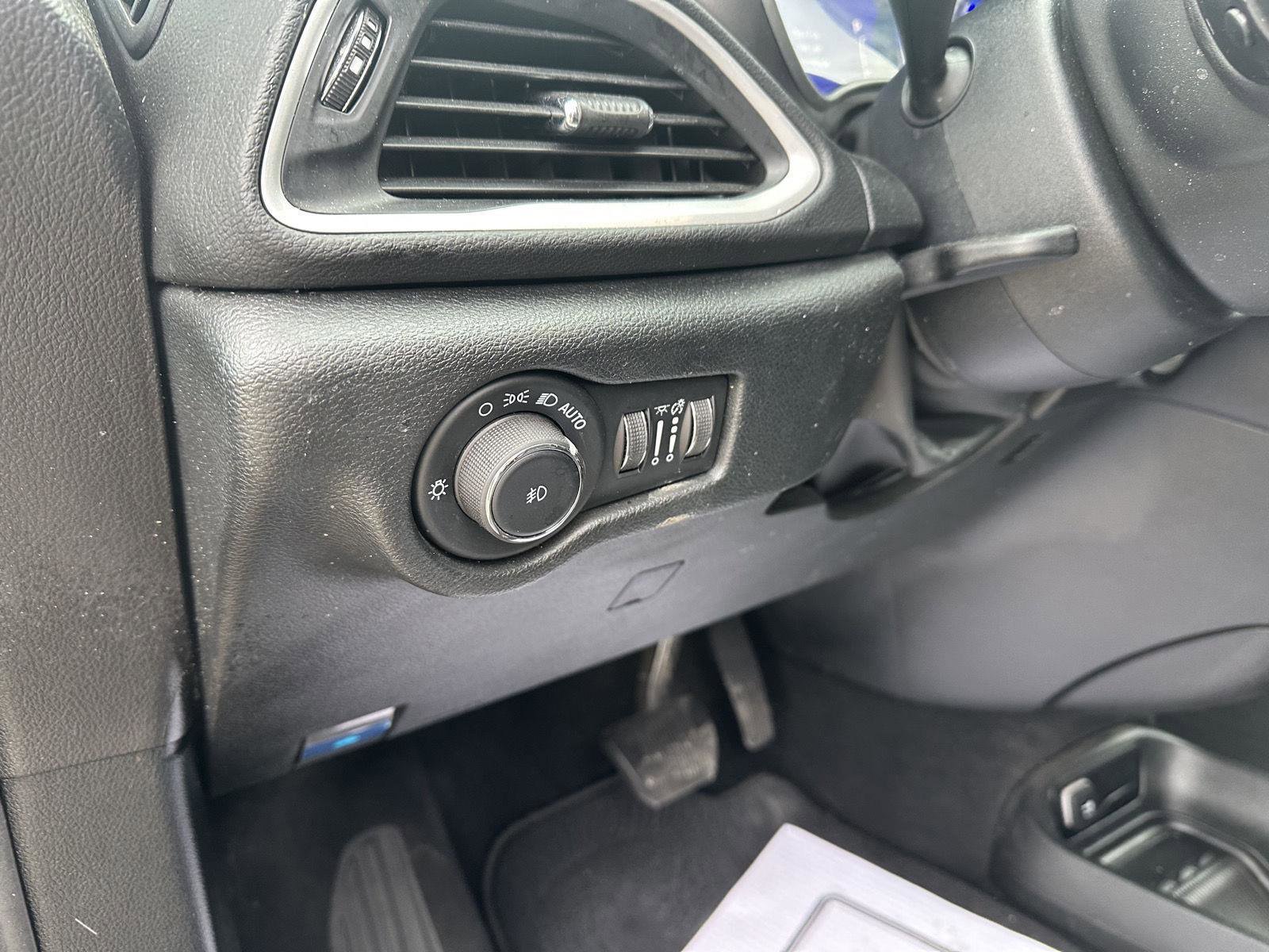 Used 2025 Chrysler Pacifica Select image 20