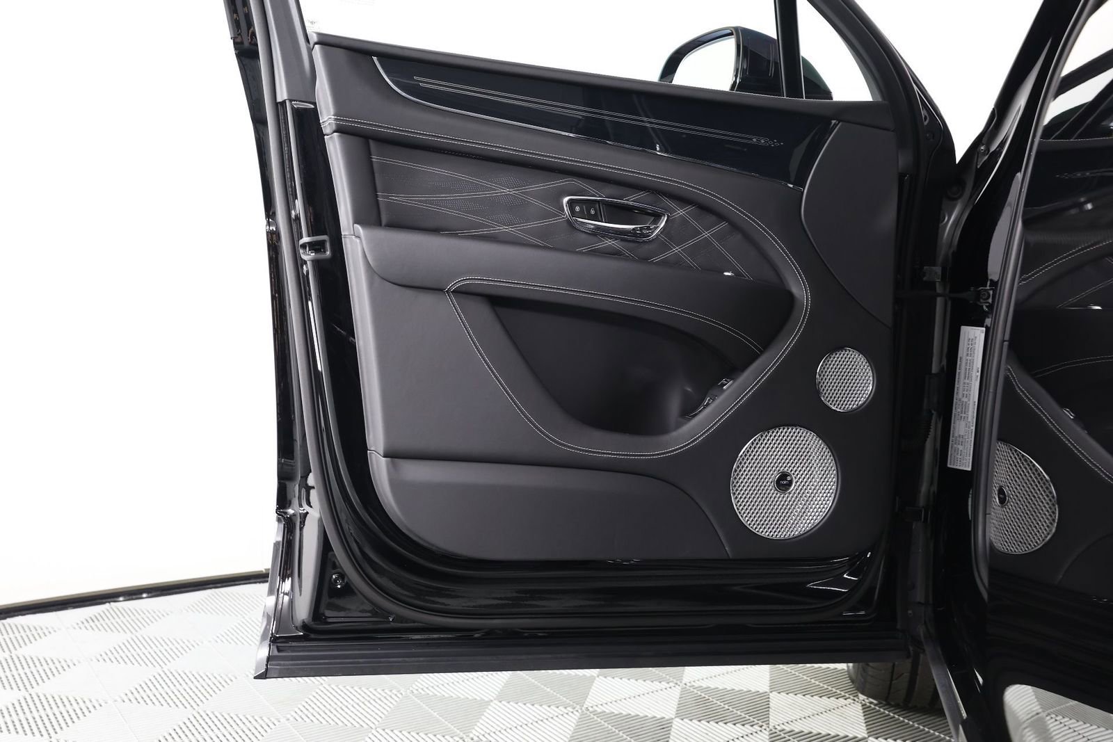 Used 2023 Bentley Bentayga Extended Wheelbase image 21