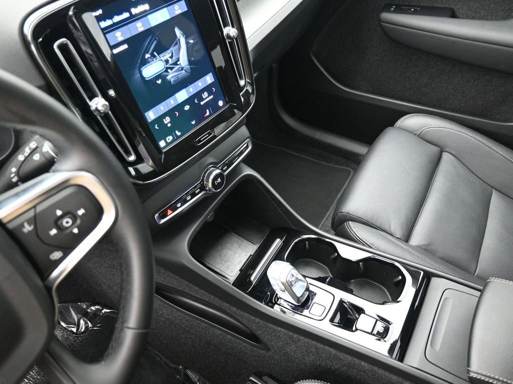 Used 2025 Volvo XC40 B5 Plus image 21
