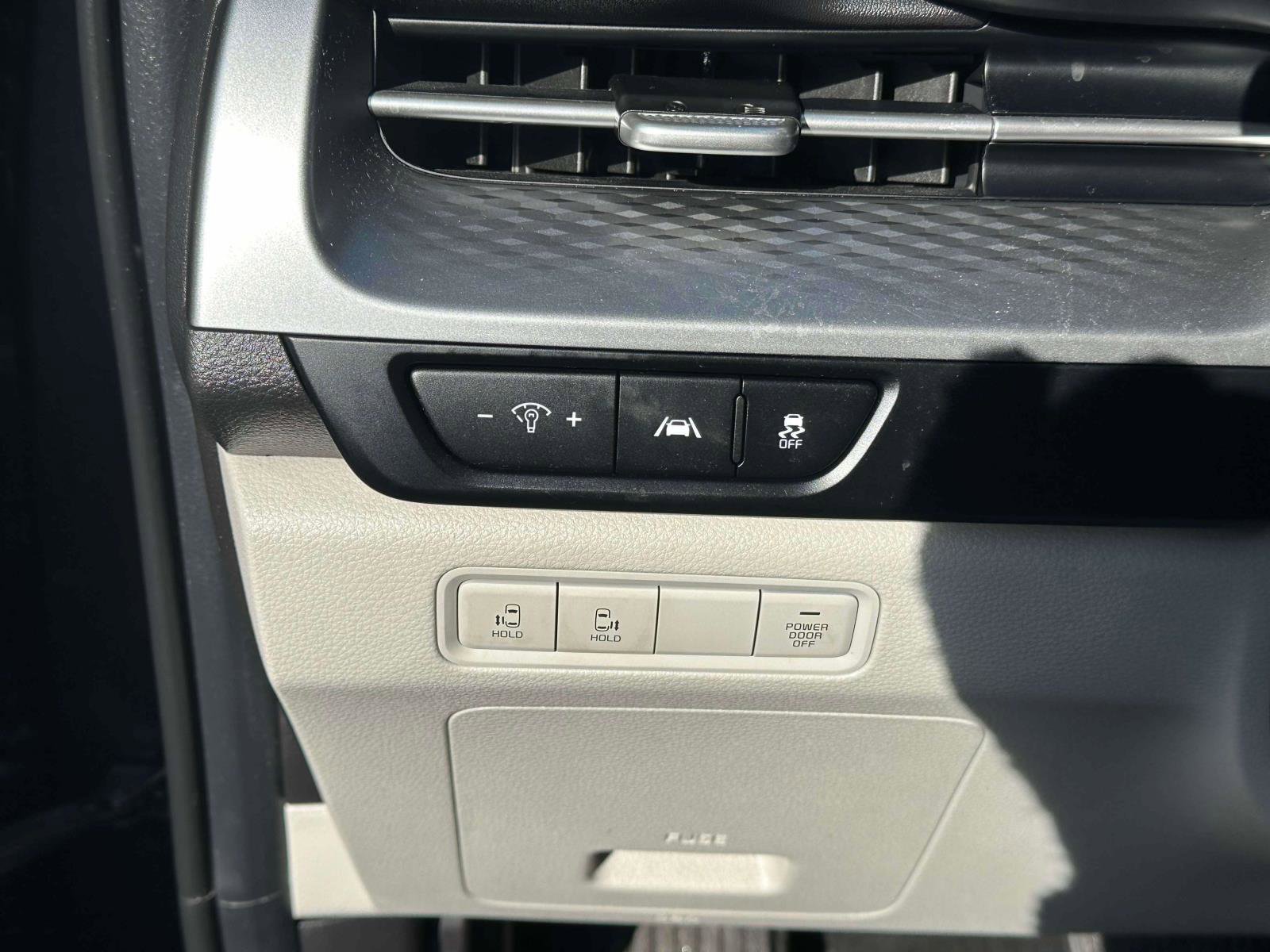 Used 2022 Kia Carnival LX image 19