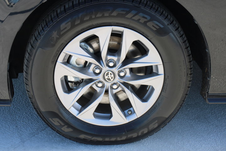 Certified 2025 Toyota Sienna XLE image 9