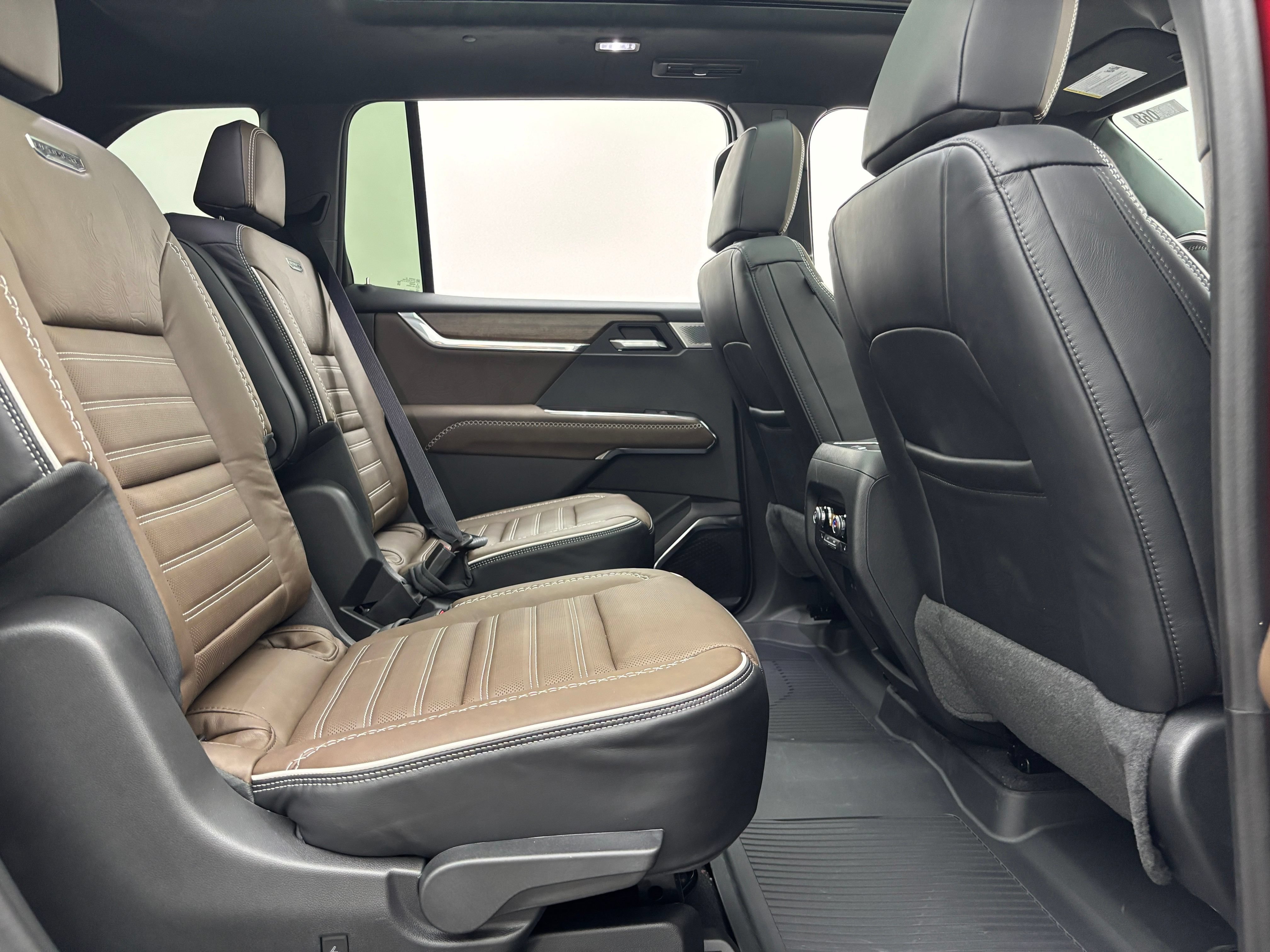 New 2026 GMC Acadia Denali Ultimate w/ LPO, Floor Liner Package AWD/4WD image 43
