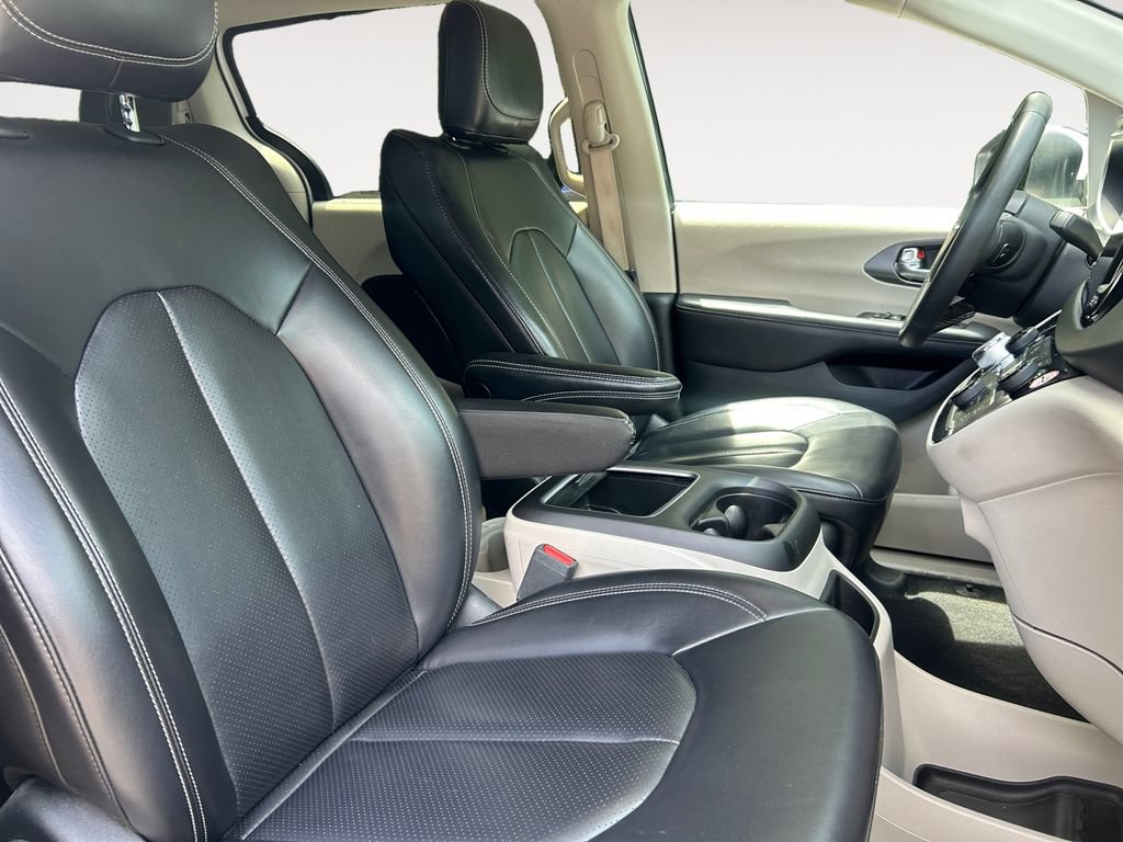 Used 2023 Chrysler Pacifica Touring-L FWD image 15