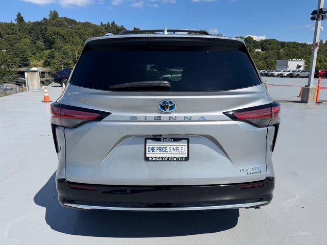 Used 2024 Toyota Sienna Platinum FWD image 4