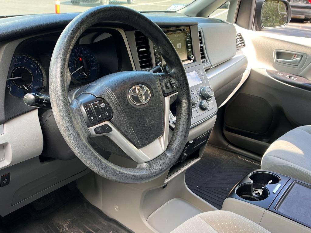 Used 2018 Toyota Sienna LE AWD/4WD image 35