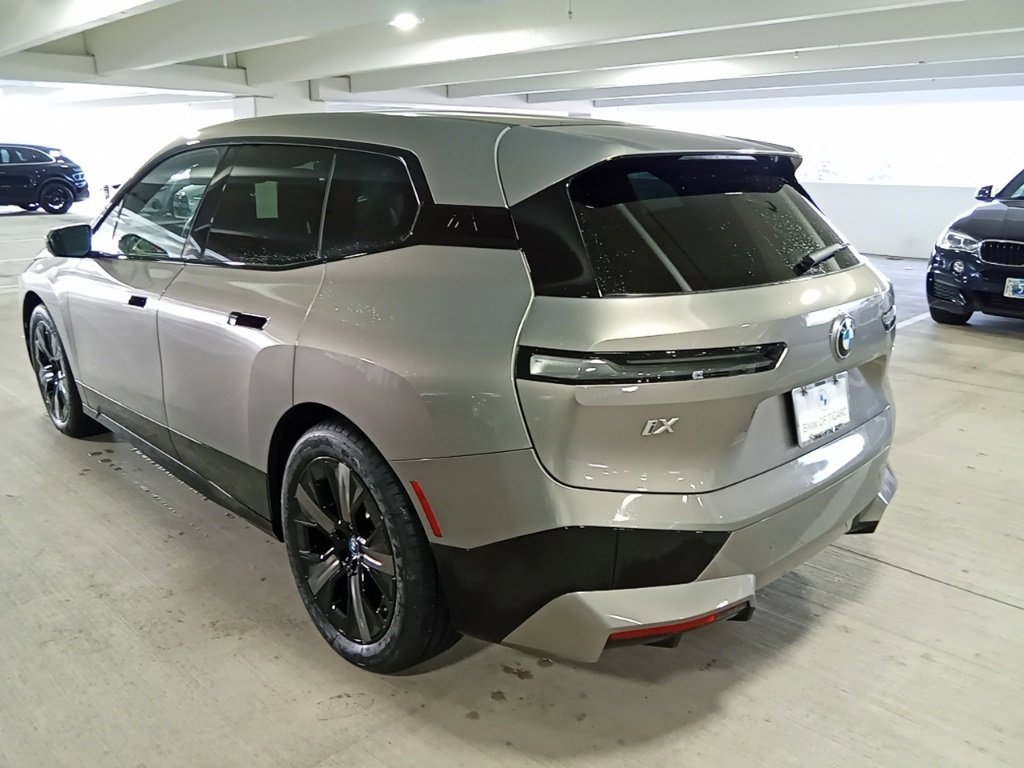 Used 2023 BMW iX xDrive50 w/ Premium Package image 9