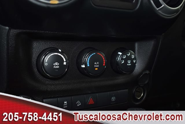 Used 2018 Jeep Wrangler Unlimited Rubicon w/ Connectivity Group AWD/4WD image 33