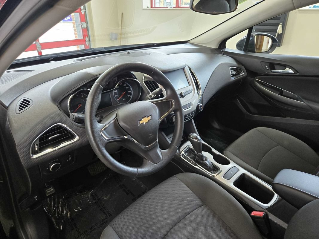 Used 2017 Chevrolet Cruze LS FWD image 17
