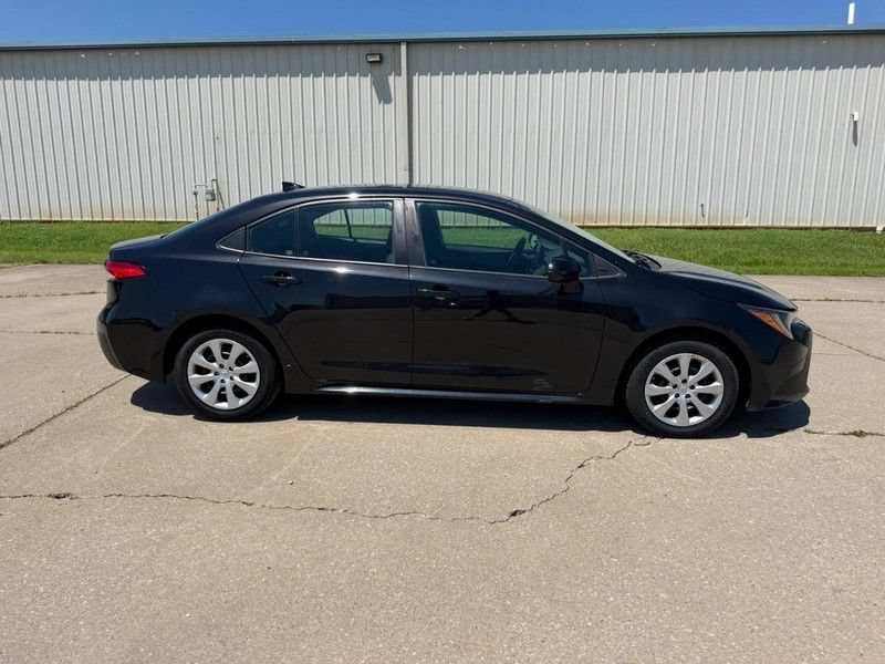 Used 2022 Toyota Corolla LE FWD image 2