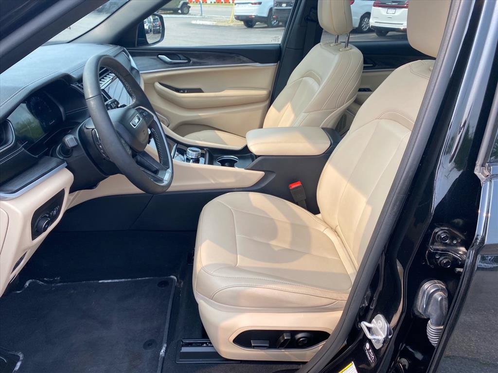 Used 2025 Jeep Grand Cherokee L Limited w/ Black Appearance Package AWD/4WD image 9