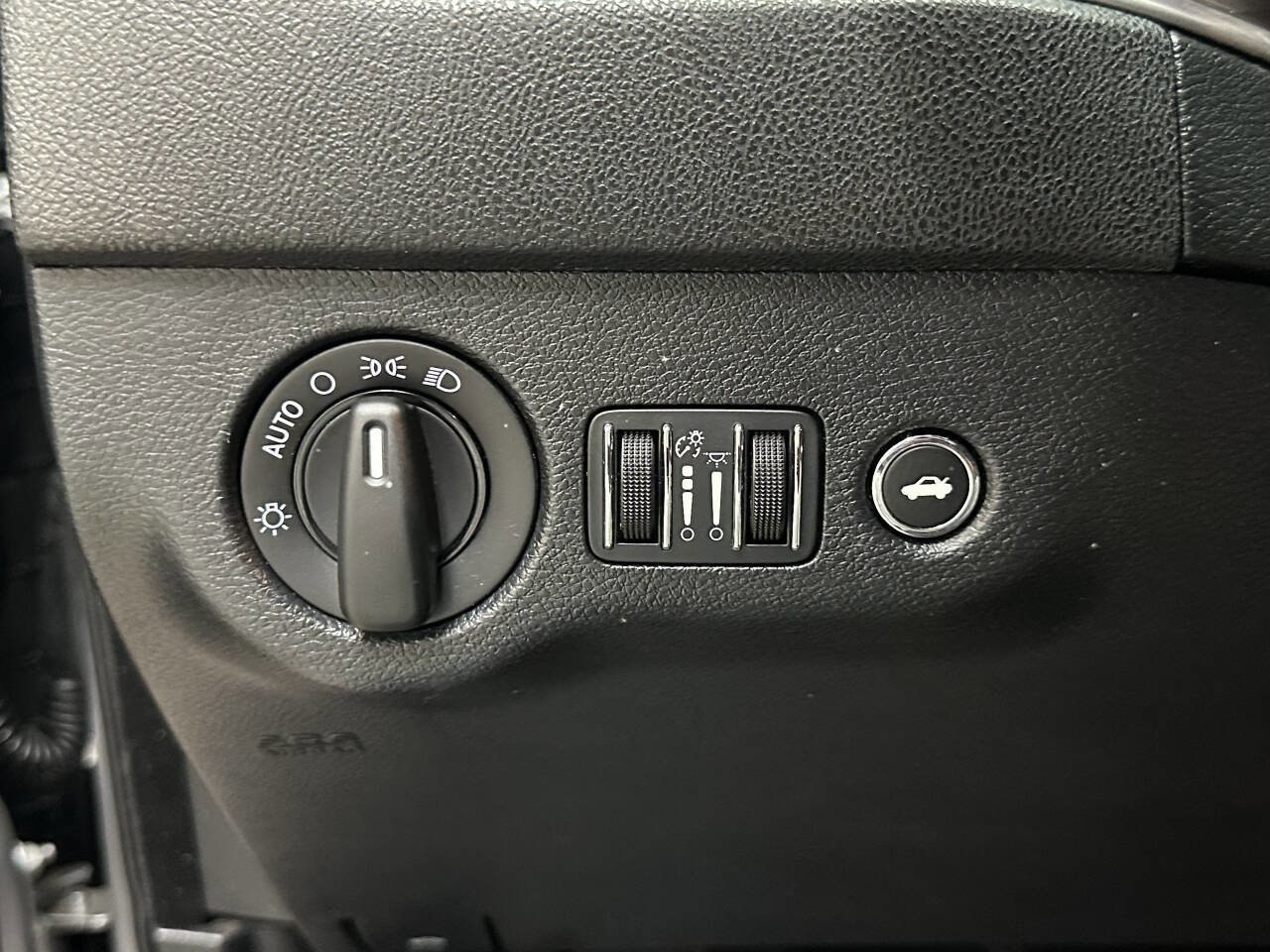 Used 2015 Dodge Charger SE image 25