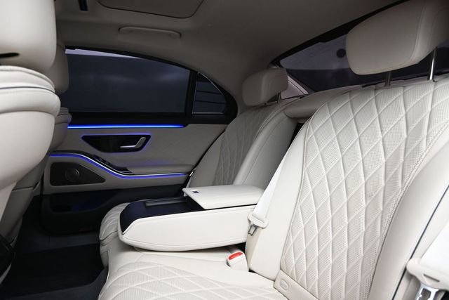 Used 2022 Mercedes-Benz S 580 4MATIC Sedan w/ AMG Line Package image 11