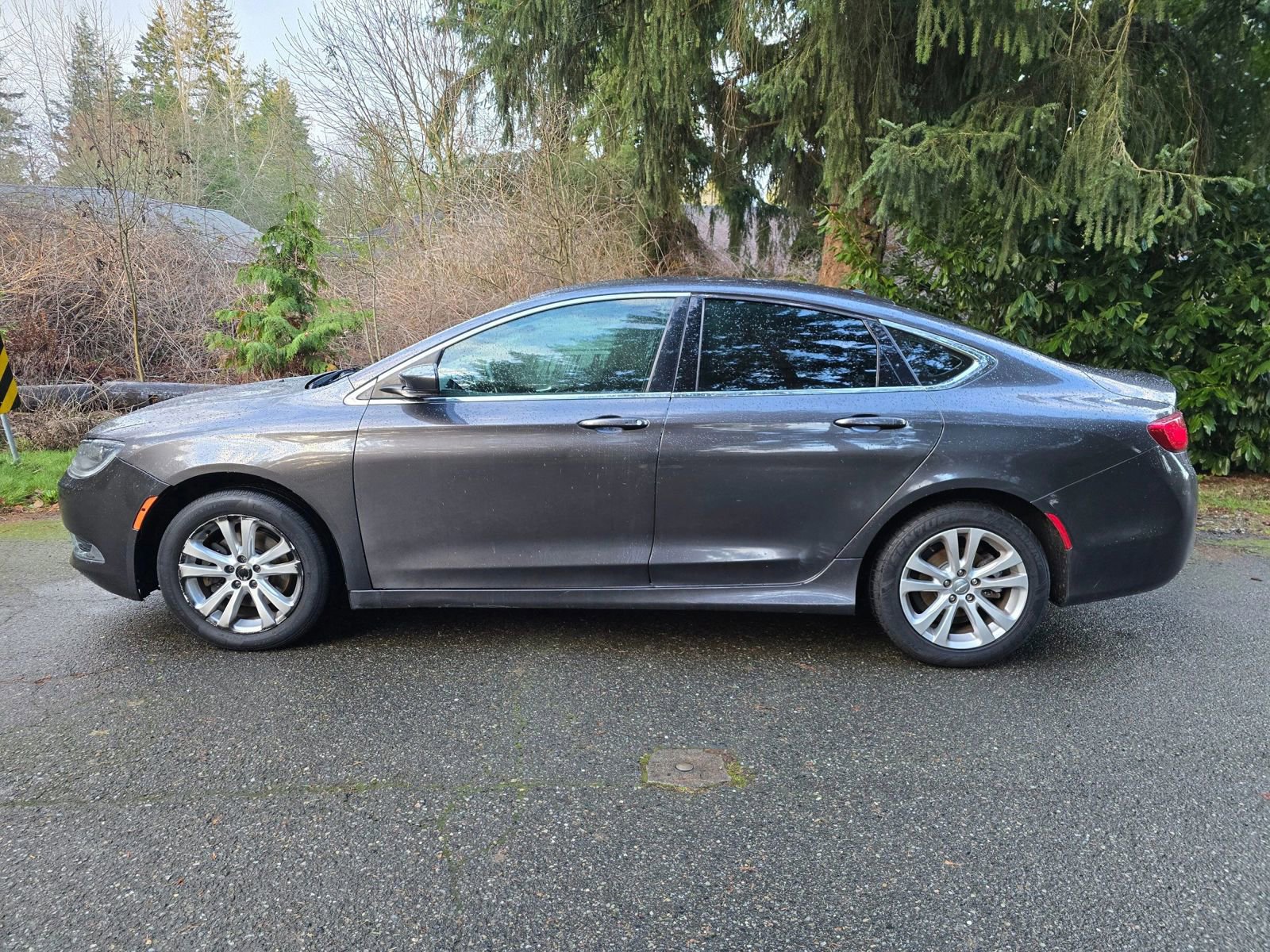 Used 2016 Chrysler 200 Limited w/ Convenience Group image 2