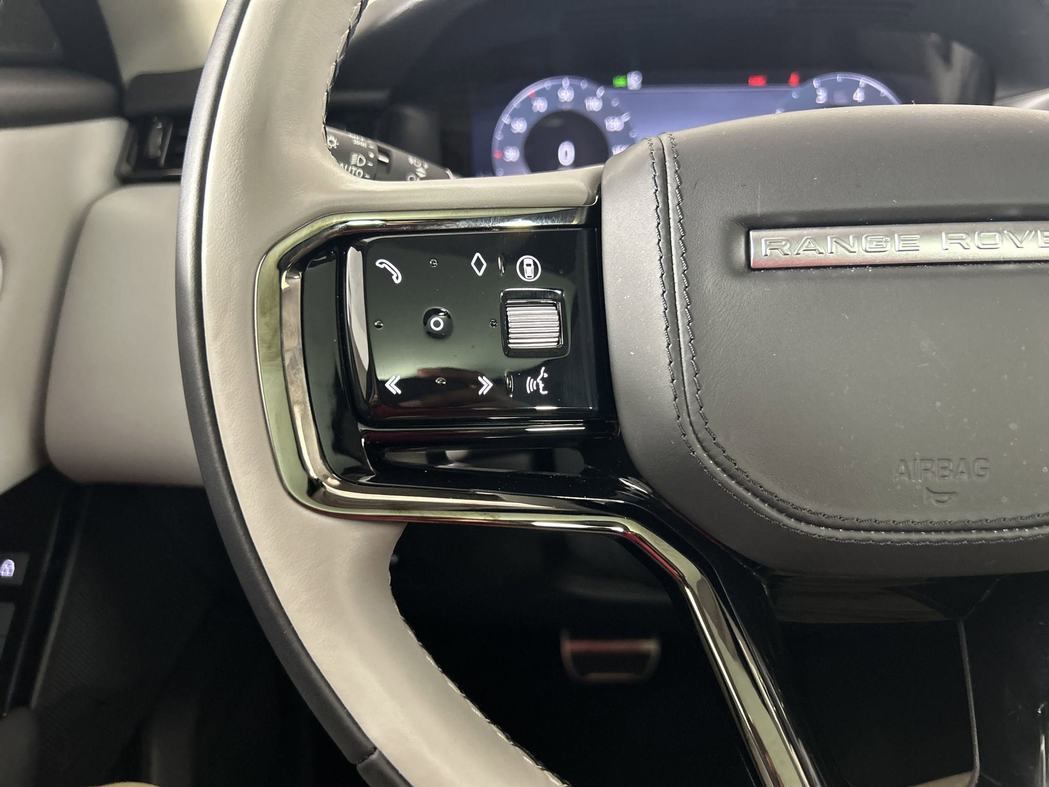 Used 2025 Land Rover Range Rover Velar Dynamic SE image 15