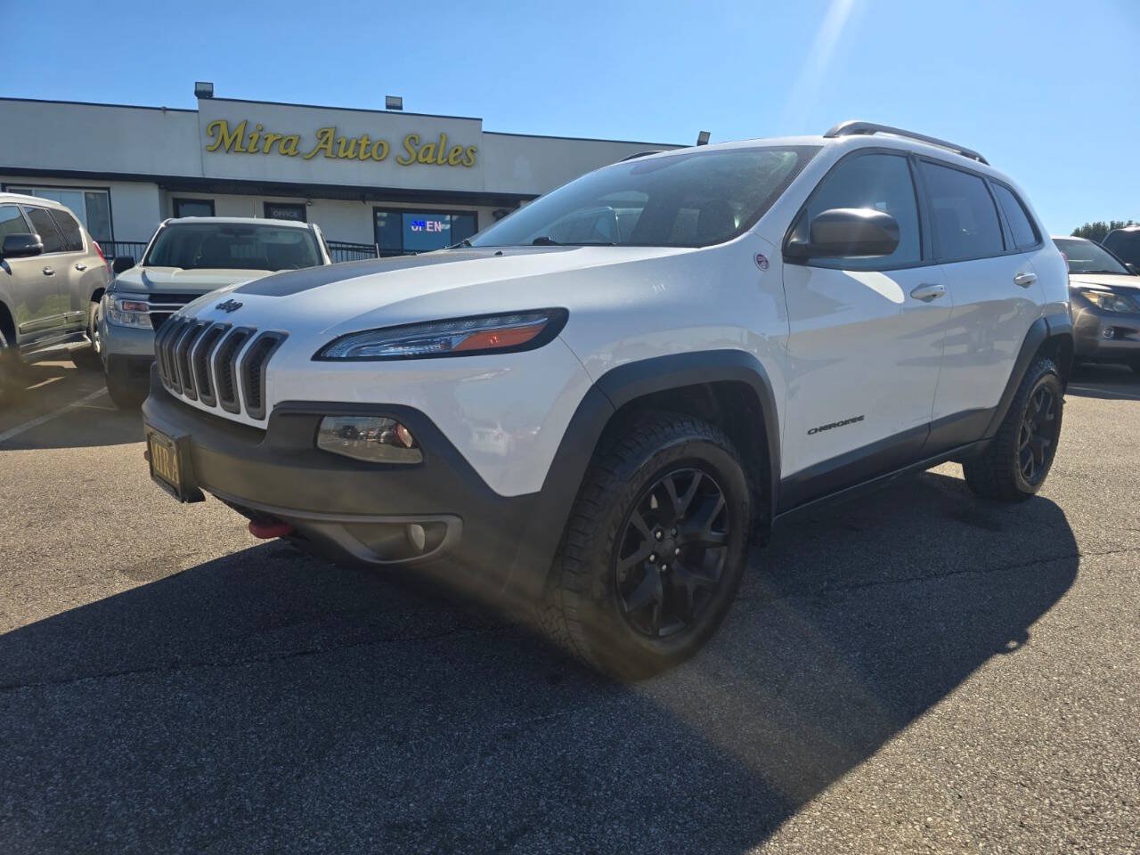 Used 2016 Jeep Cherokee Trailhawk w/ Comfort/Convenience Group AWD/4WD image 2