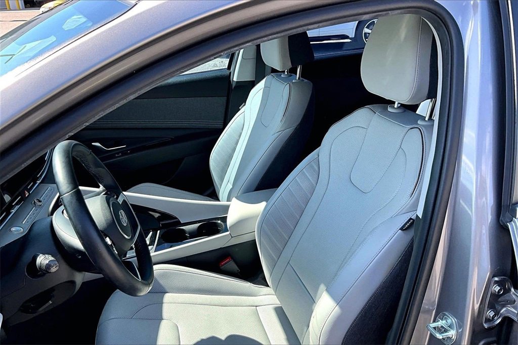 Used 2022 Hyundai Elantra Limited image 21