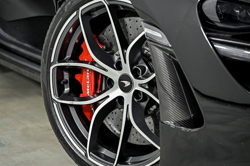 Used 2019 McLaren 720S Spider RWD image 3
