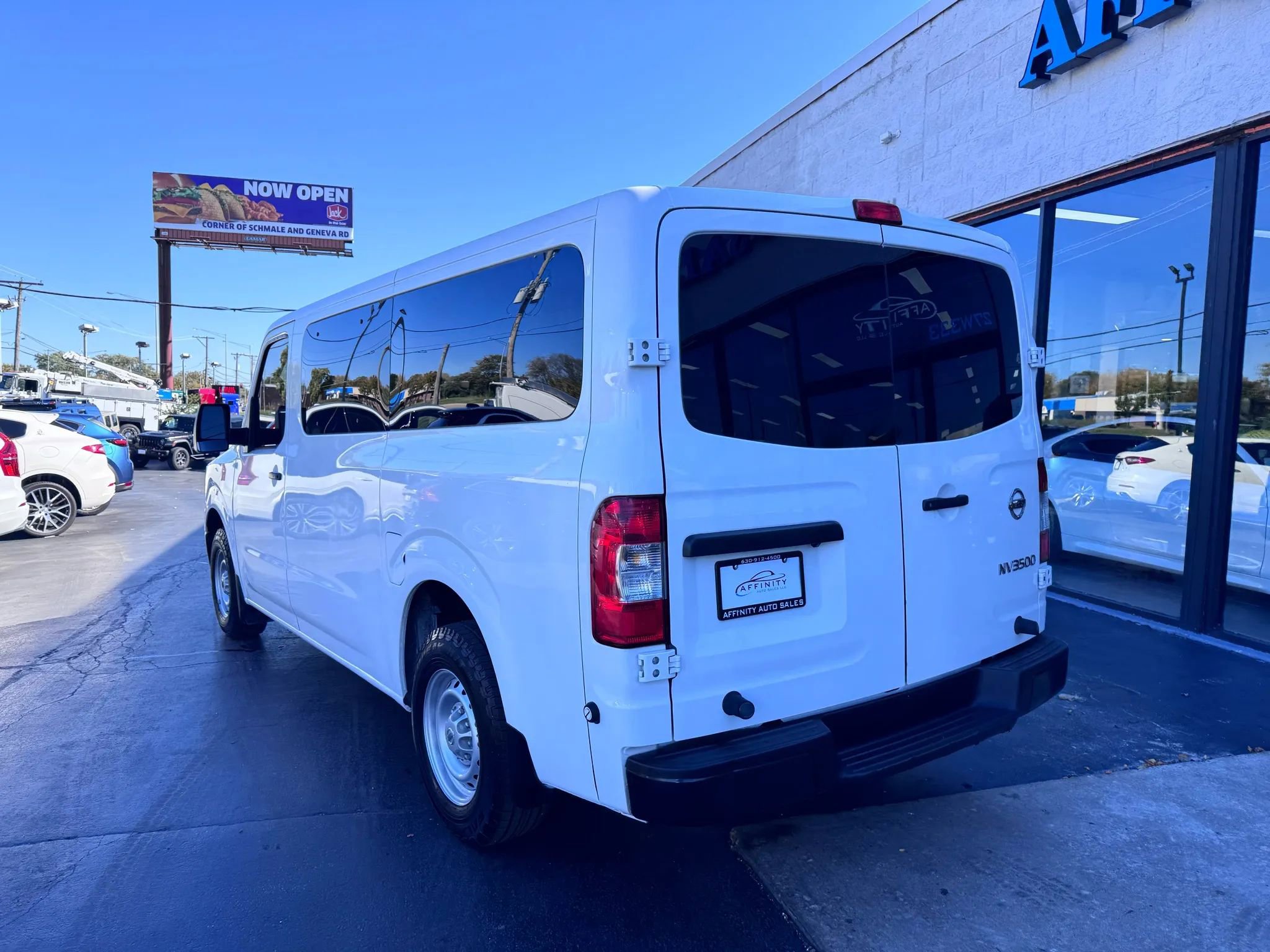 Used 2018 Nissan NV 3500 S image 3