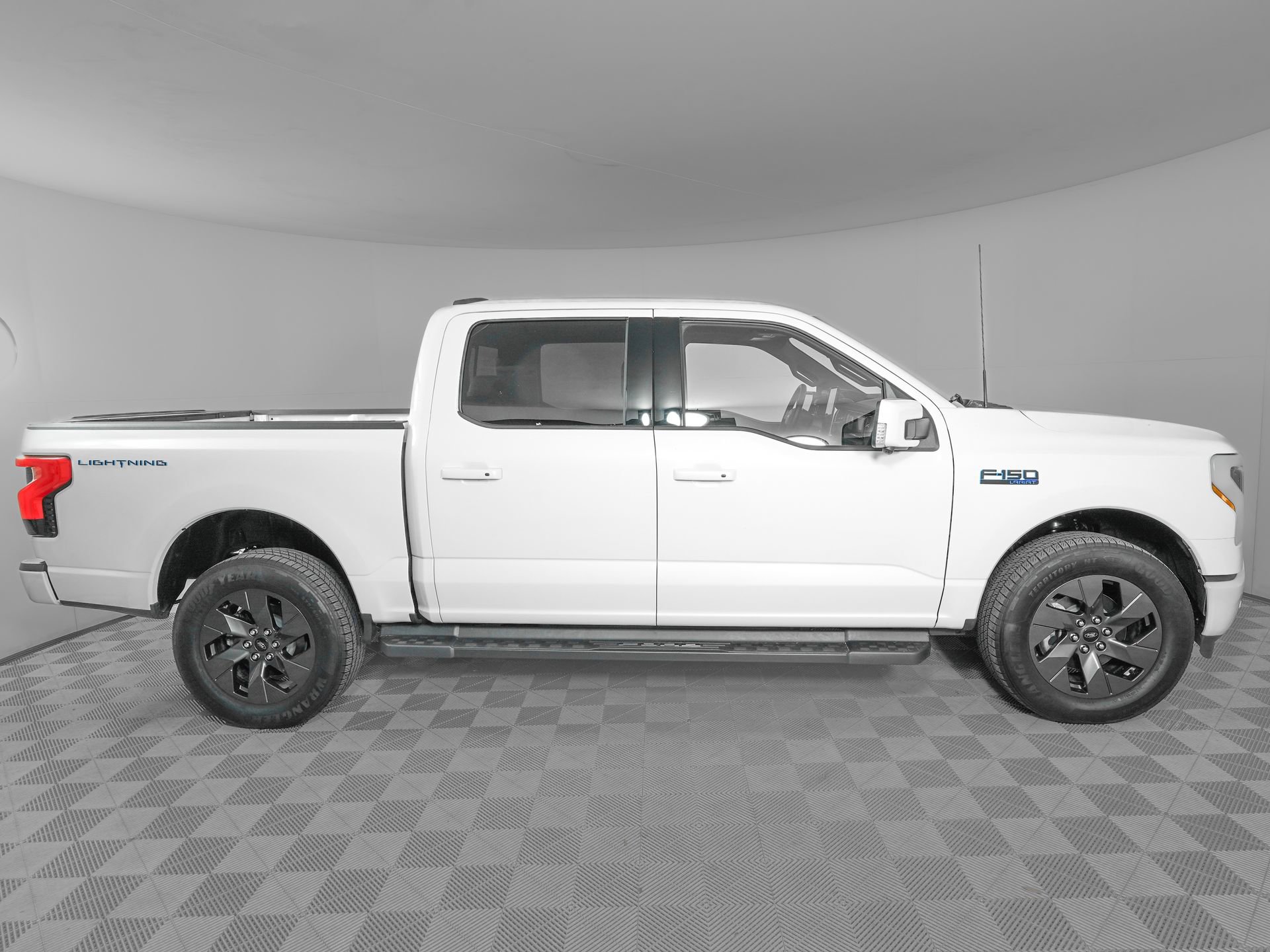 Used 2025 Ford F150 Lightning Lariat image 4