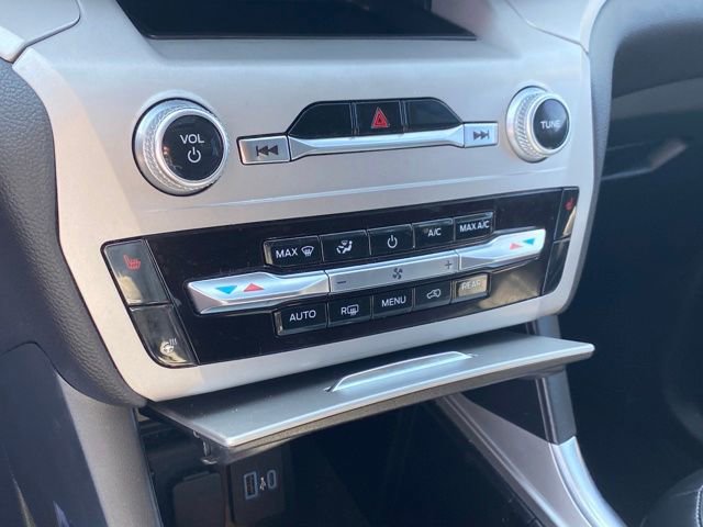 Used 2023 Ford Explorer XLT AWD/4WD image 12
