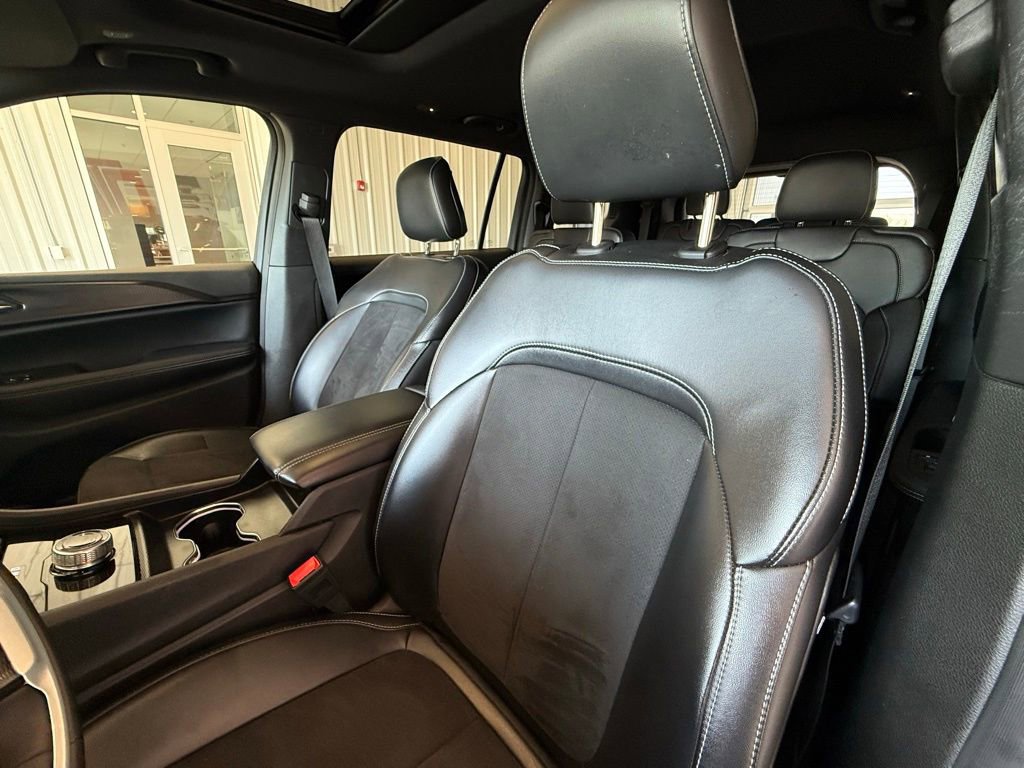 Used 2024 Jeep Grand Cherokee L Altitude AWD/4WD image 20