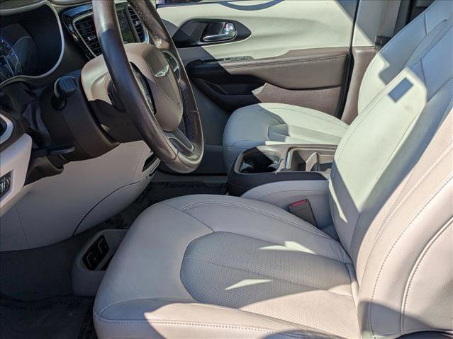 Used 2020 Chrysler Pacifica Touring-L image 15