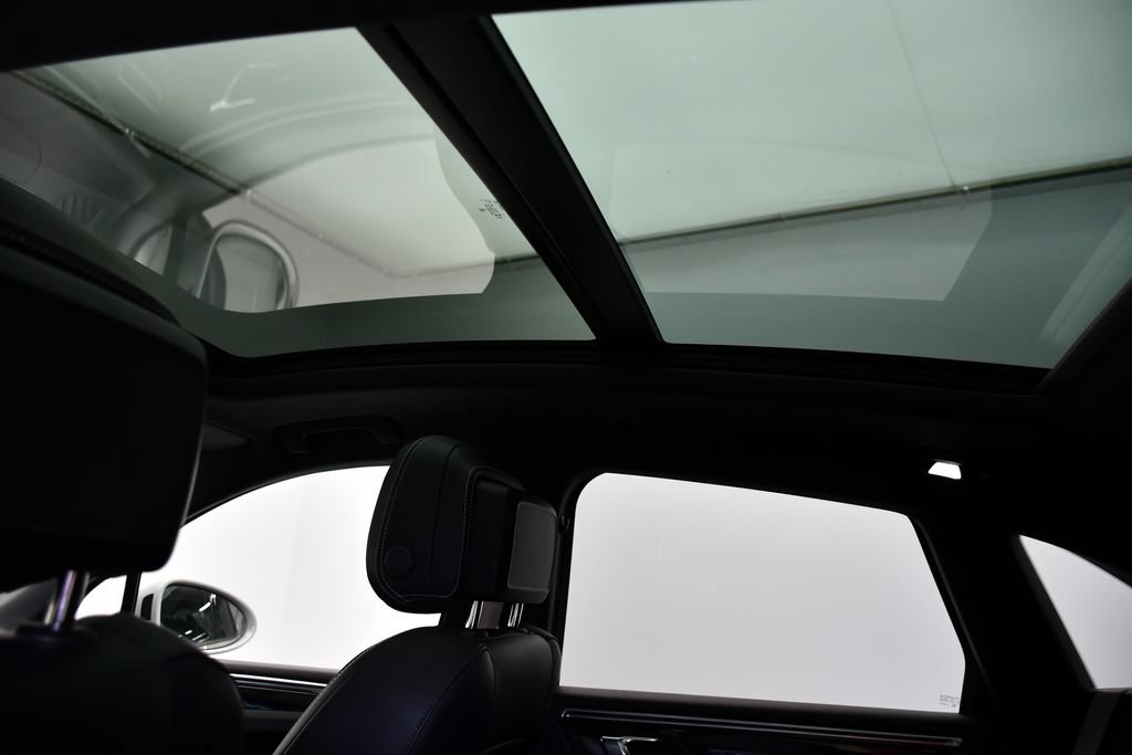 Certified 2024 Porsche Macan AWD/4WD image 17