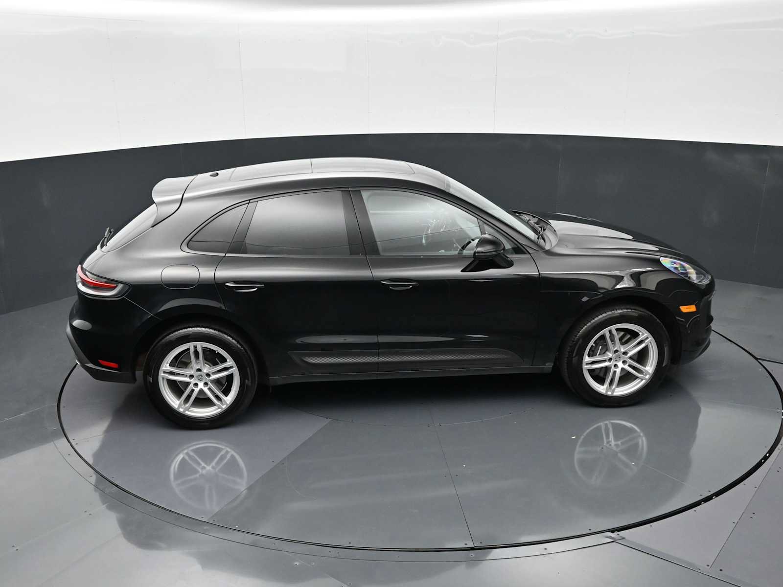 Certified 2024 Porsche Macan AWD/4WD image 32