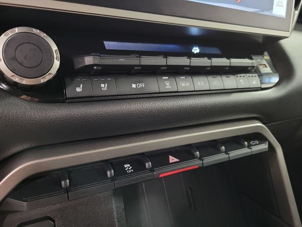 Used 2025 Toyota Tundra Limited AWD/4WD image 18