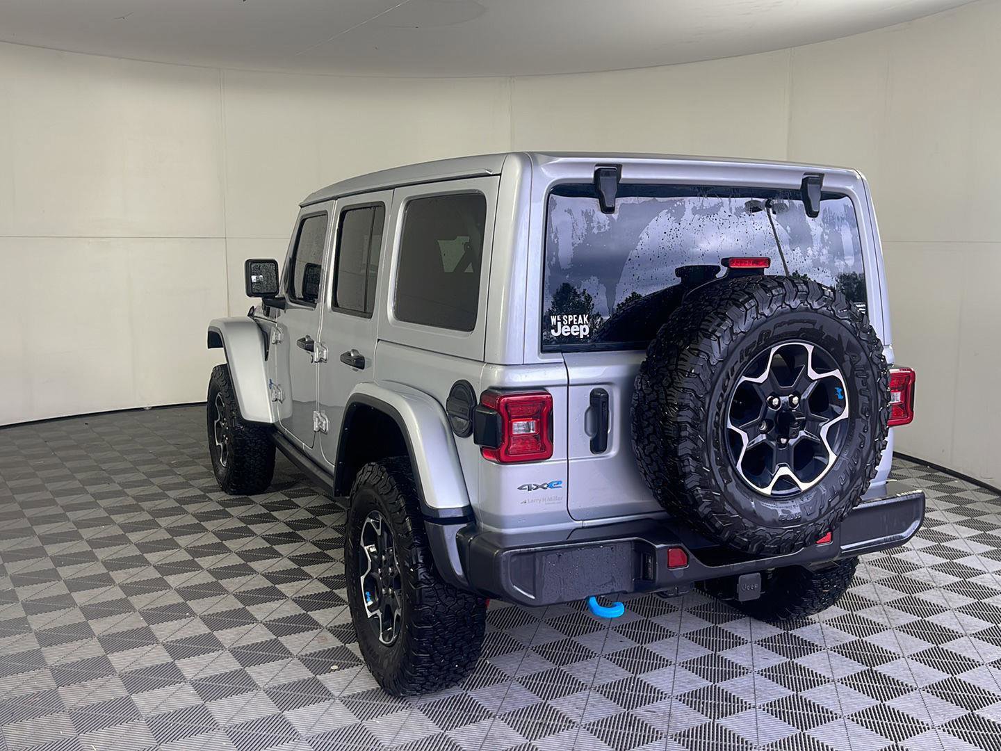 Used 2023 Jeep Wrangler Unlimited Rubicon 4xe w/ Cold Weather Group AWD/4WD image 9