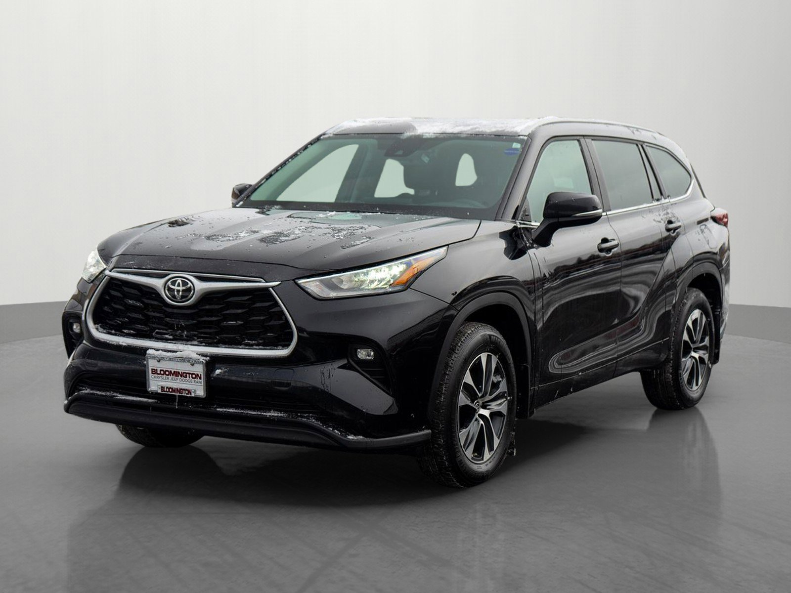 Used 2025 Toyota Highlander XLE image 3