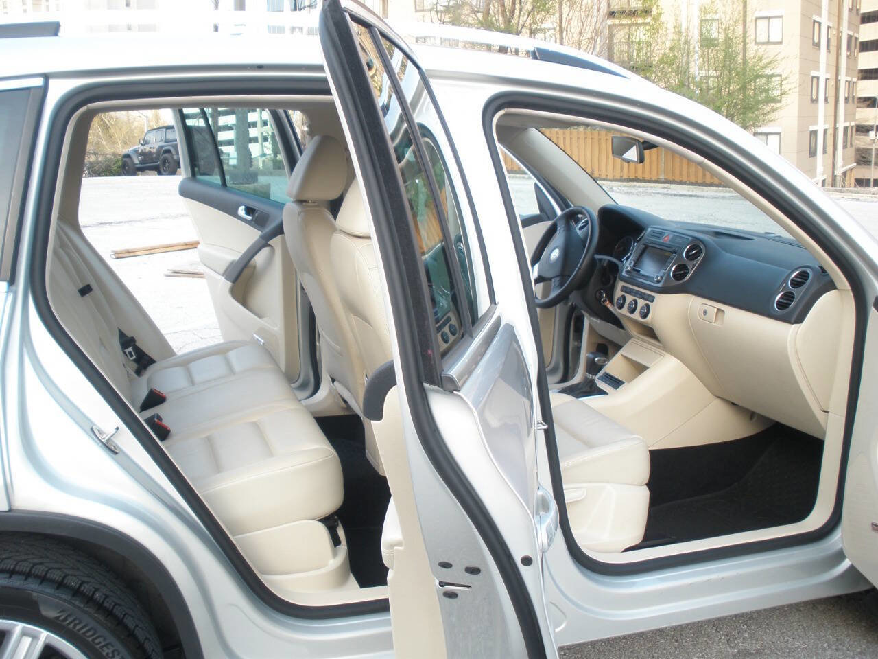 Used 2009 Volkswagen Tiguan SE image 22
