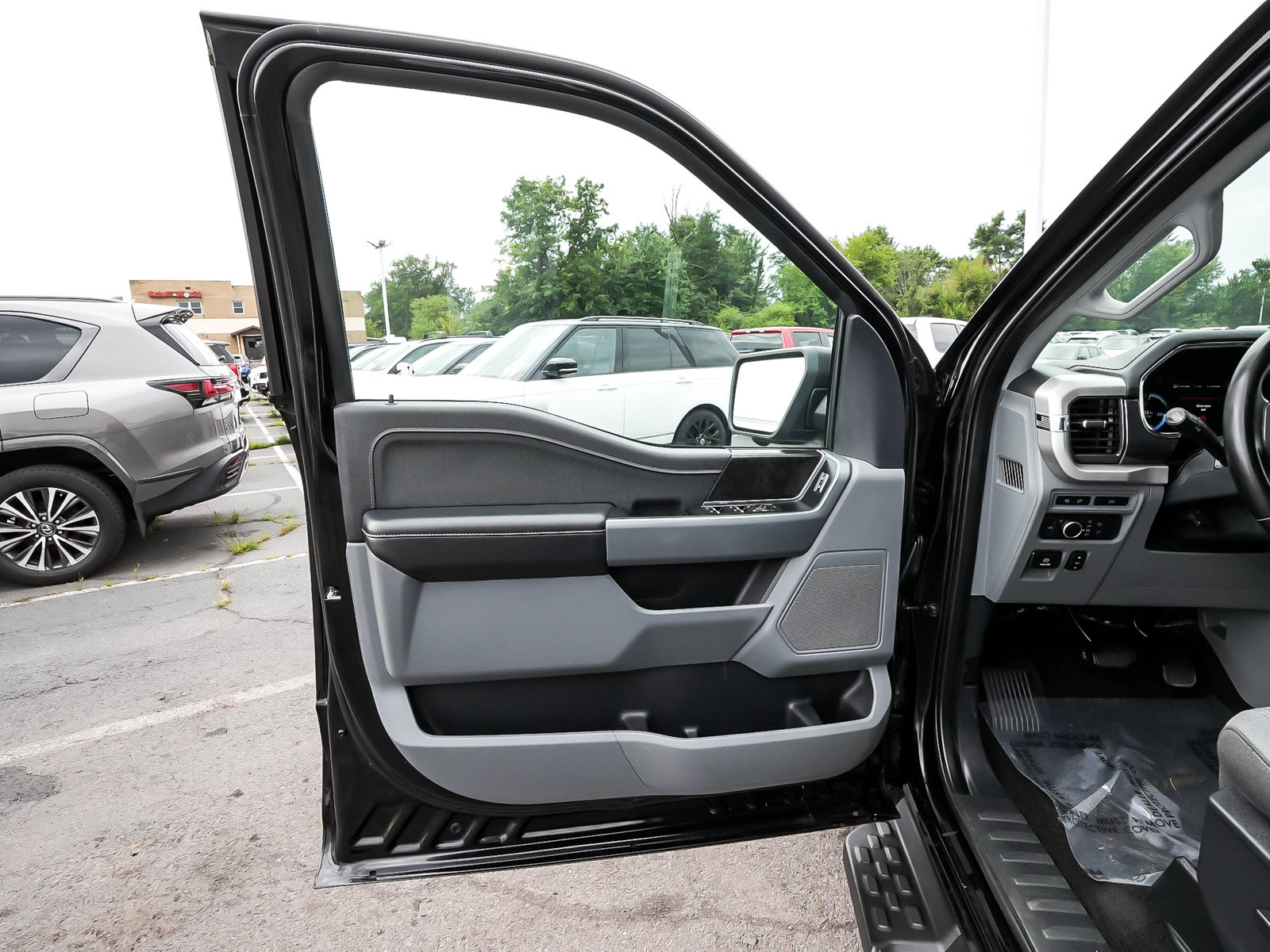Used 2023 Ford F150 Lightning XLT AWD/4WD image 11