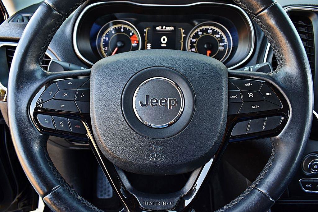 Used 2019 Jeep Cherokee Latitude Plus FWD image 34