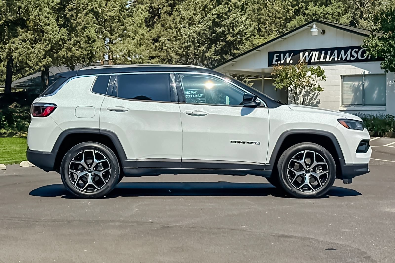 Used 2025 Jeep Compass Limited AWD/4WD image 3