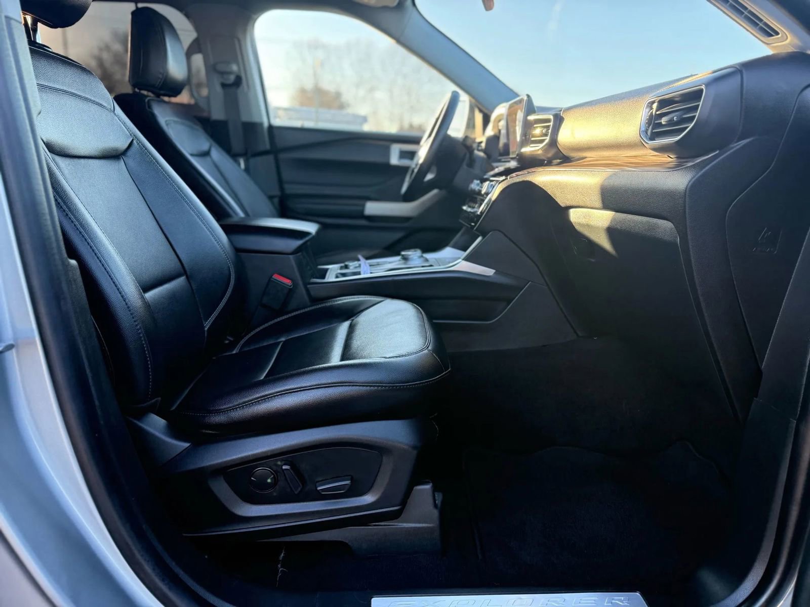 Used 2023 Ford Explorer Limited image 23