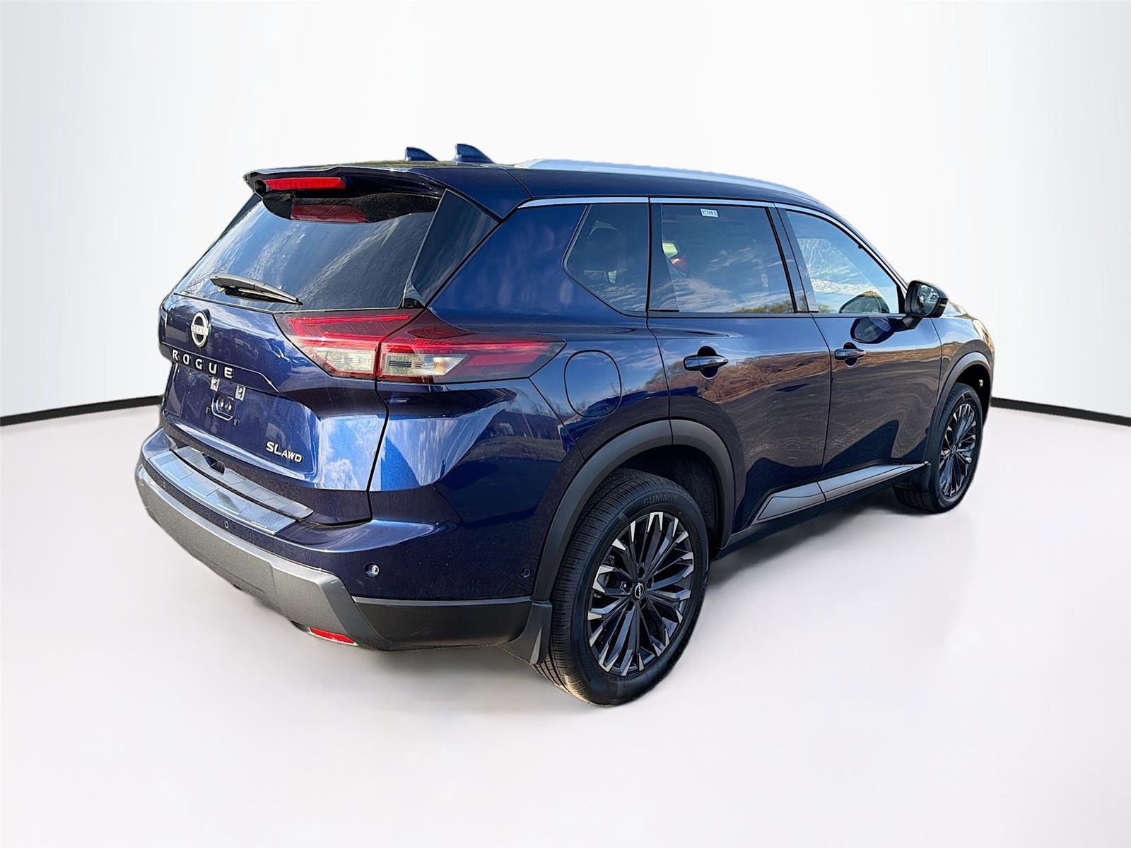 Used 2025 Nissan Rogue SL w/ Tech Package image 7