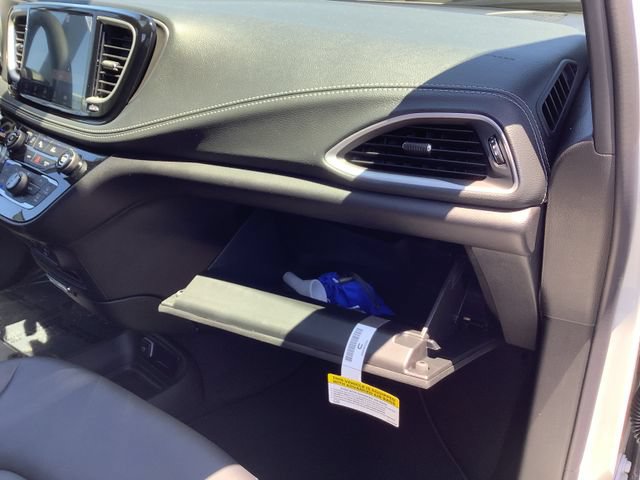 New 2027 Chrysler Pacifica Select FWD image 40