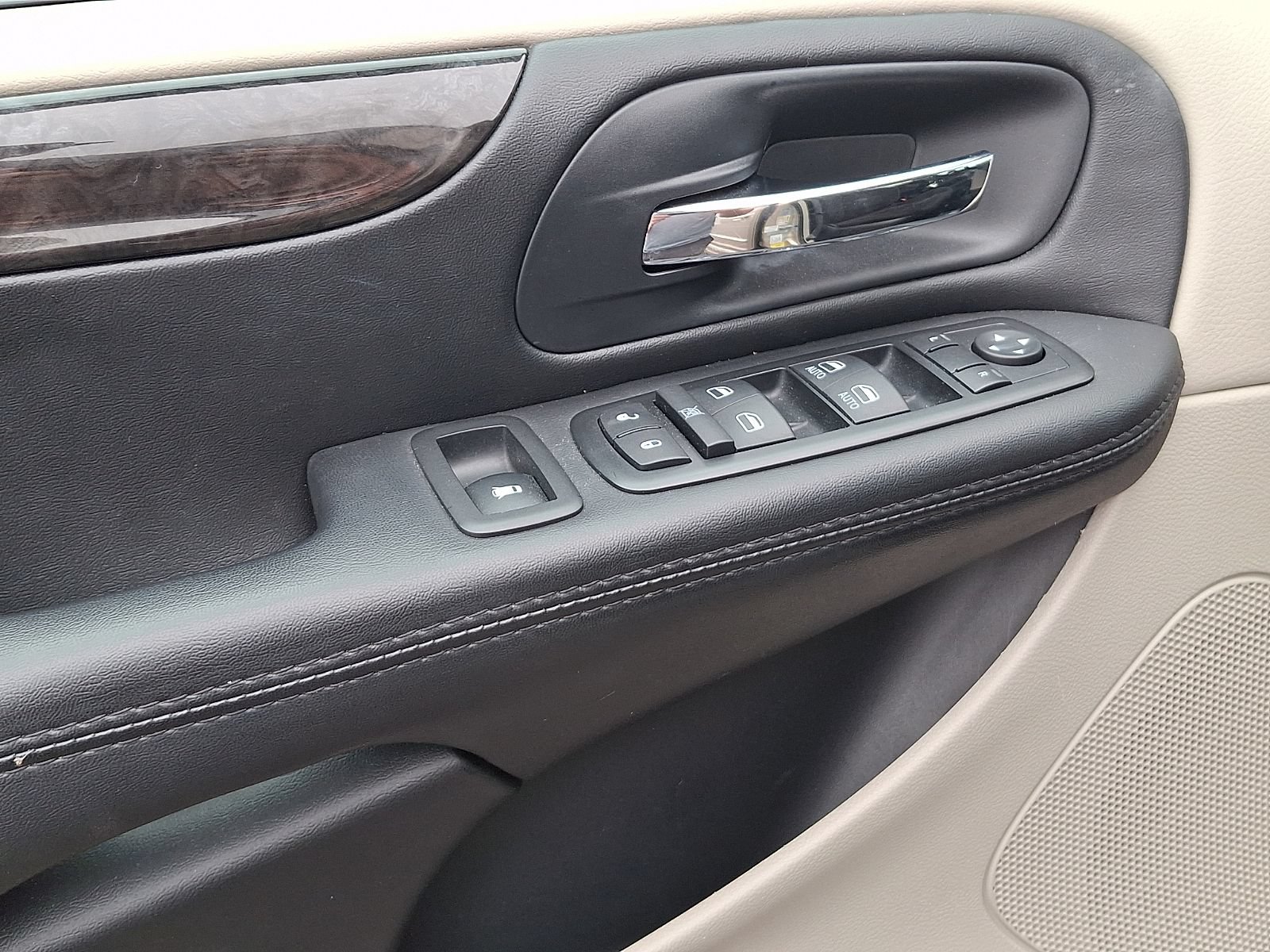 Used 2015 Dodge Grand Caravan SXT w/ Rear Park Assist Package FWD image 16