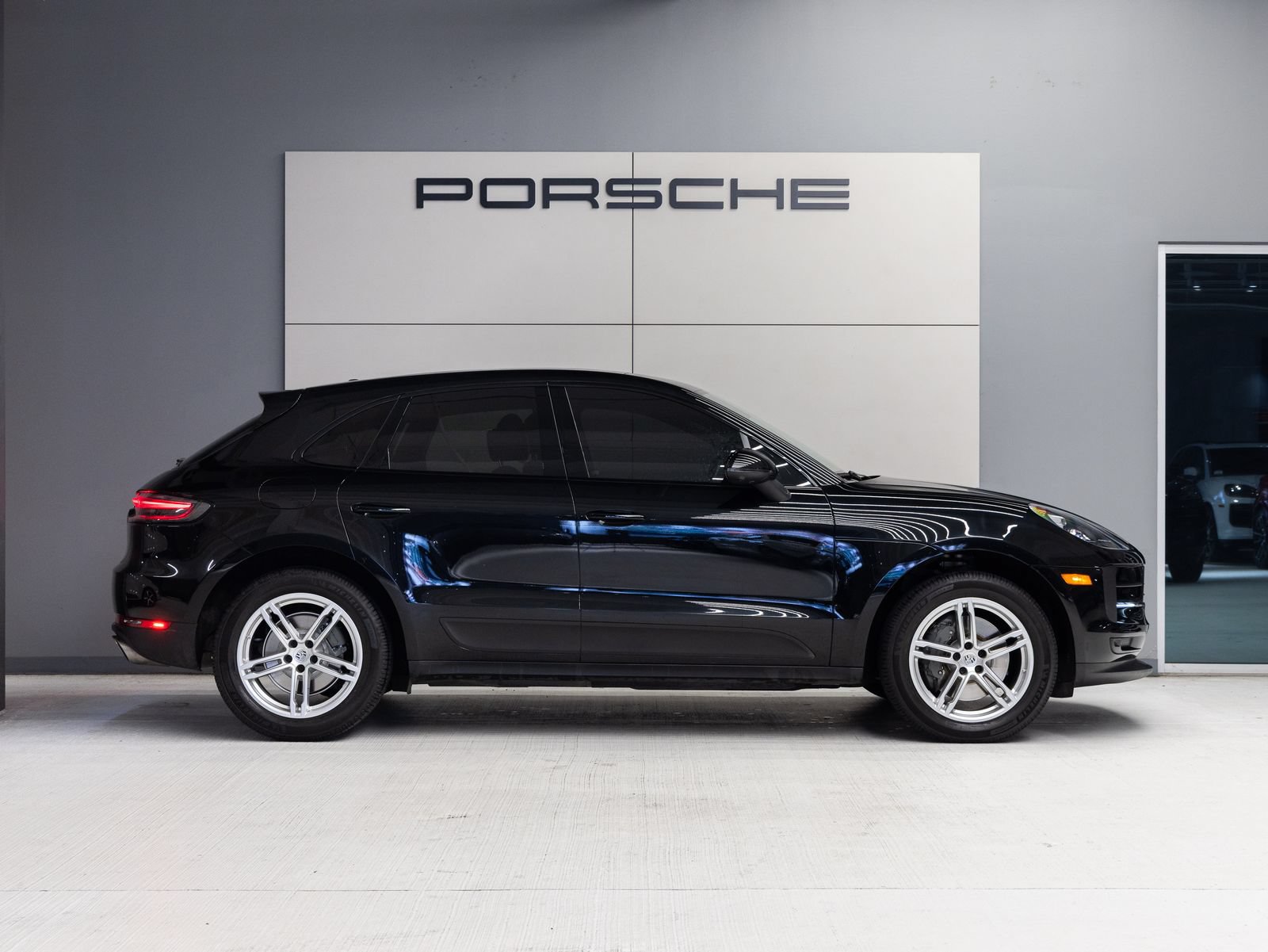 Certified 2021 Porsche Macan S AWD/4WD image 8
