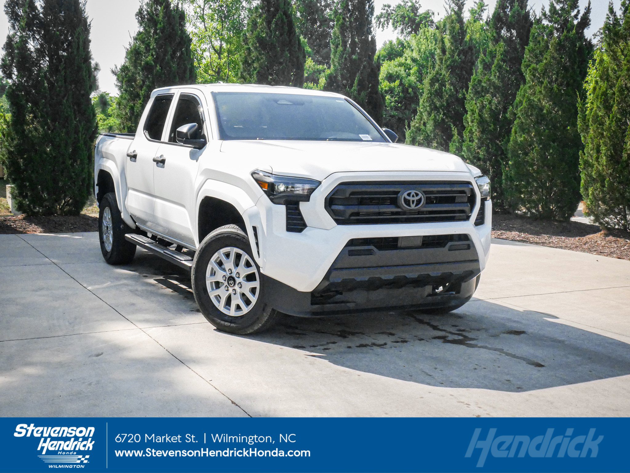 Used 2025 Toyota Tacoma SR AWD/4WD image 1