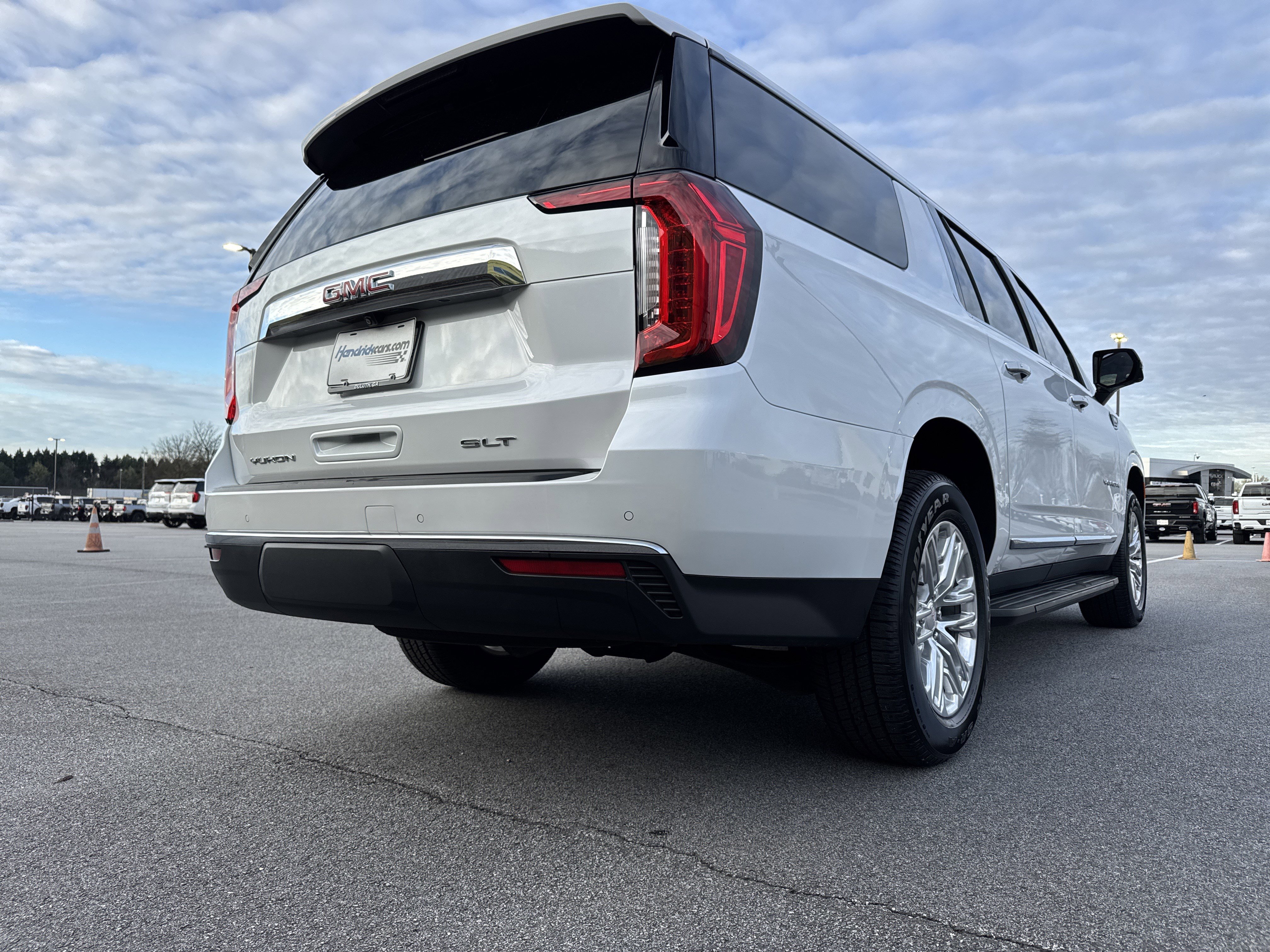 Used 2024 GMC Yukon XL SLT w/ SLT Luxury Package image 10