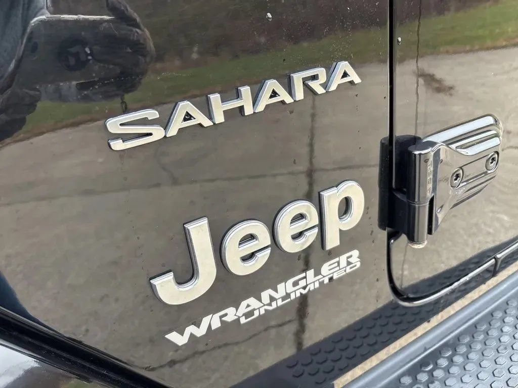 Used 2021 Jeep Wrangler Unlimited Sahara AWD/4WD image 9