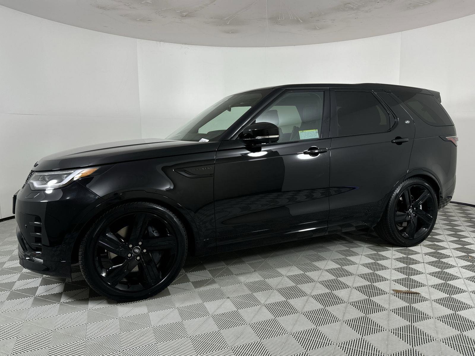 Certified 2025 Land Rover Discovery Dynamic SE image 2