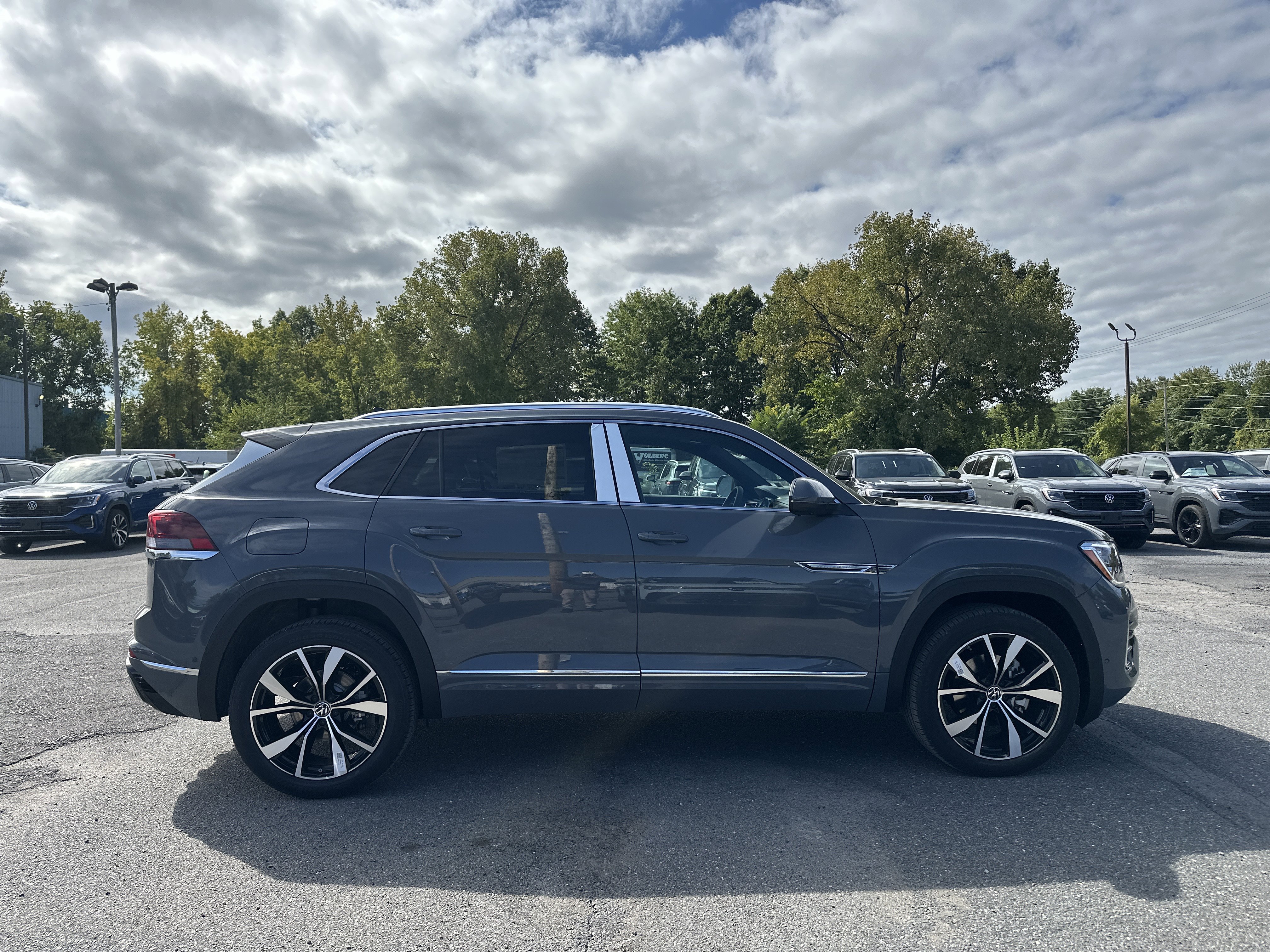 New 2026 Volkswagen Atlas Cross Sport SEL Premium R-Line image 4