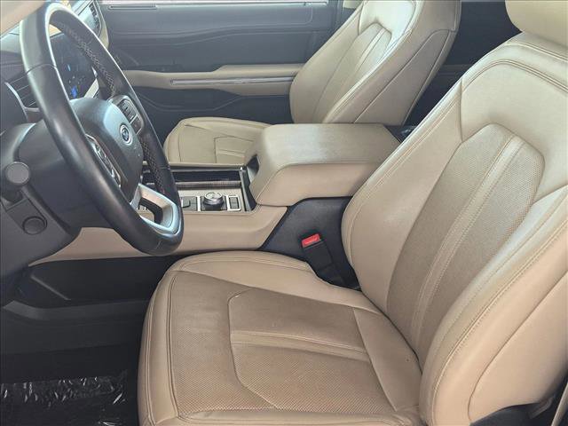 Used 2023 Ford Expedition Limited image 16