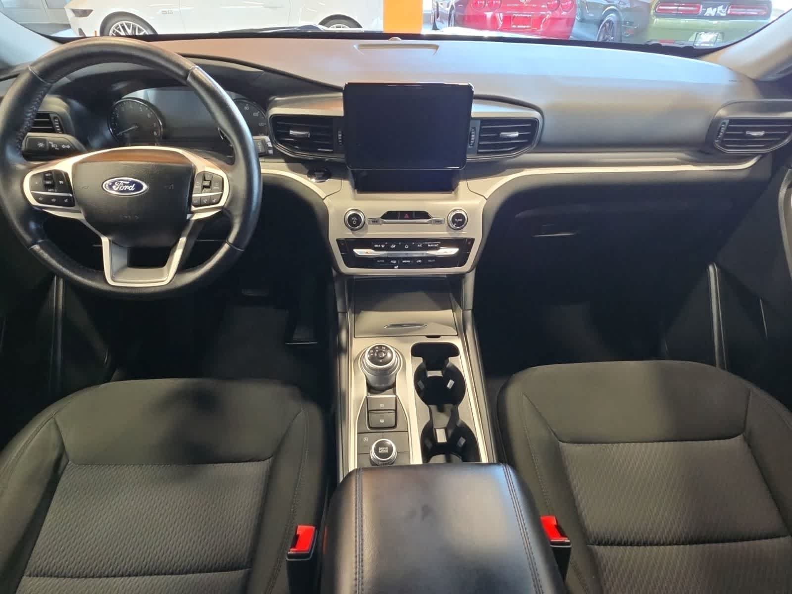 Used 2023 Ford Explorer XLT AWD/4WD image 30